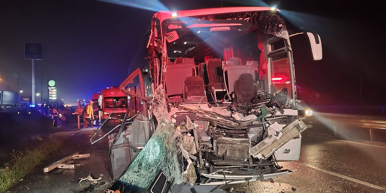 Liselileri taşıyan tur otobüsü TIR’a çarptı. Onlarca yaralı var