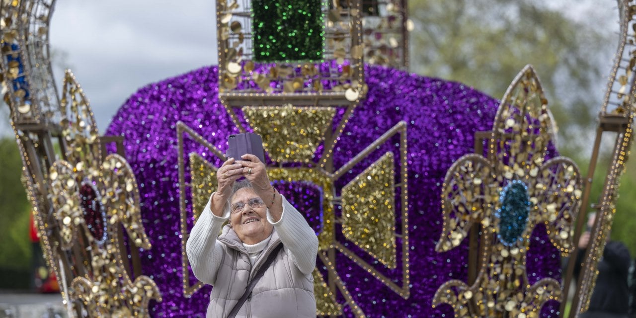 Londra Taç Töreni Etkisinde: 5 Metrelik ‘Devle’ Fotoğraf Çektirme Yarışı