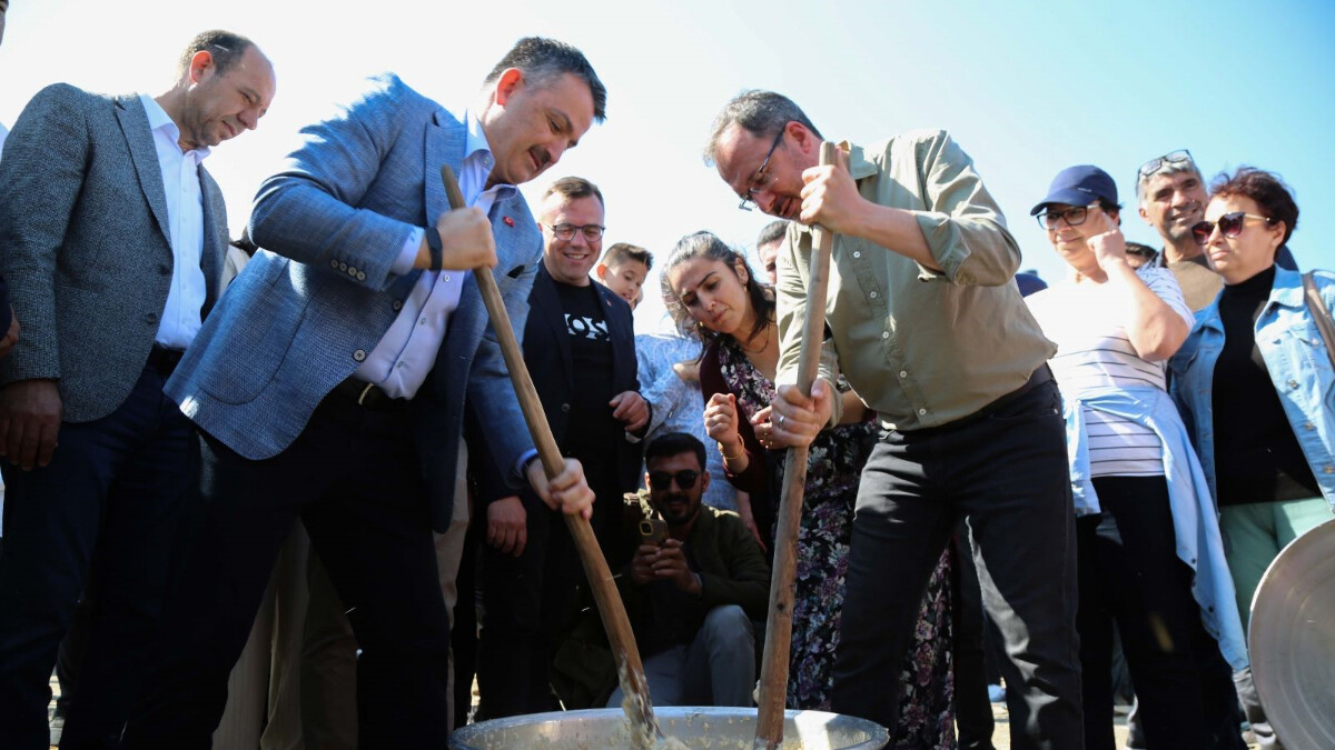 Mehmet Kasapoğlu Millet Bahçesi ziyaretinde keşkek yaptı