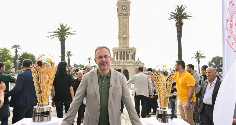 Mehmet Muharrem Kasapoğlu, İzmir’de sergilenen şampiyonluk kupalarını ziyaret etti