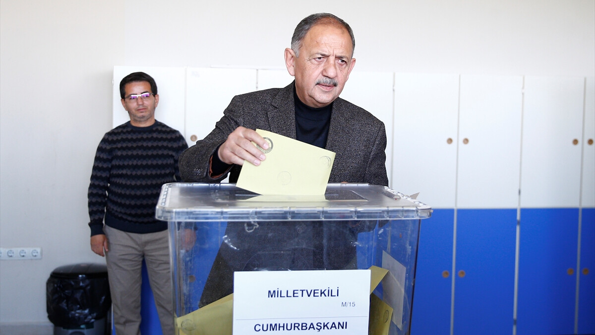 Mehmet Özhaseki Kayseri’de oy kullandı: Sadece Türkiye’yi değil, dünyayı etkileyecek