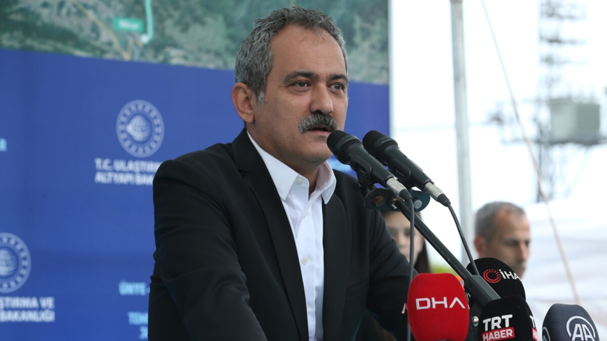 Milli Eğitim Bakanı Özer: 465 bin vatandaşımız okullarımızda, yurtlarımızda kaldı