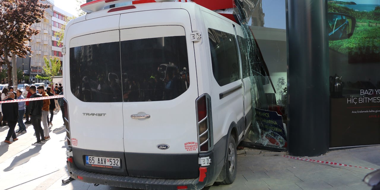 Minibüs otomobille çarpıştı sonra işyerine böyle daldı