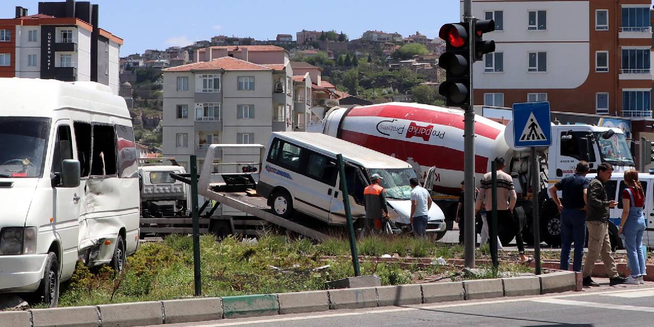 Minibüsler Çarpıştı: 1’i Ağır, 6 Yaralı
