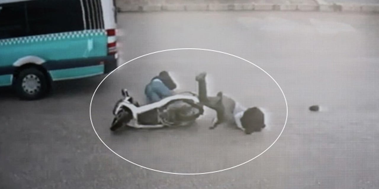 Motosikletin çarptığı yaya yaralandı; kaza anı kameraya böyle yansıdı