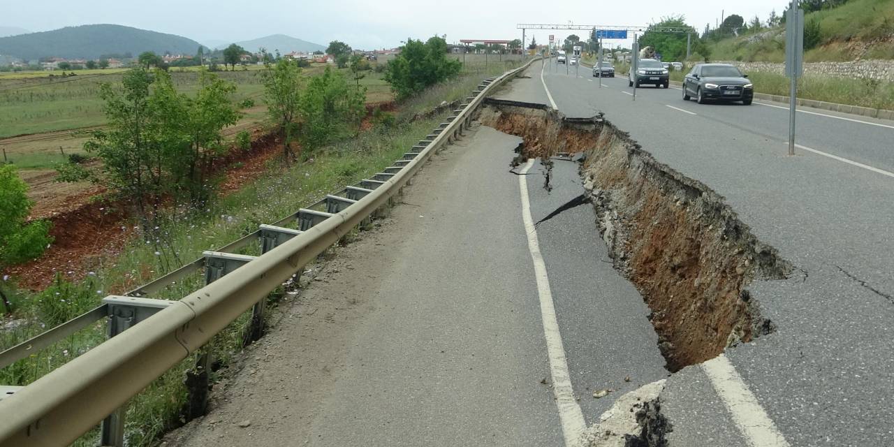 Muğla’da sağanak nedeniyle yol çöktü