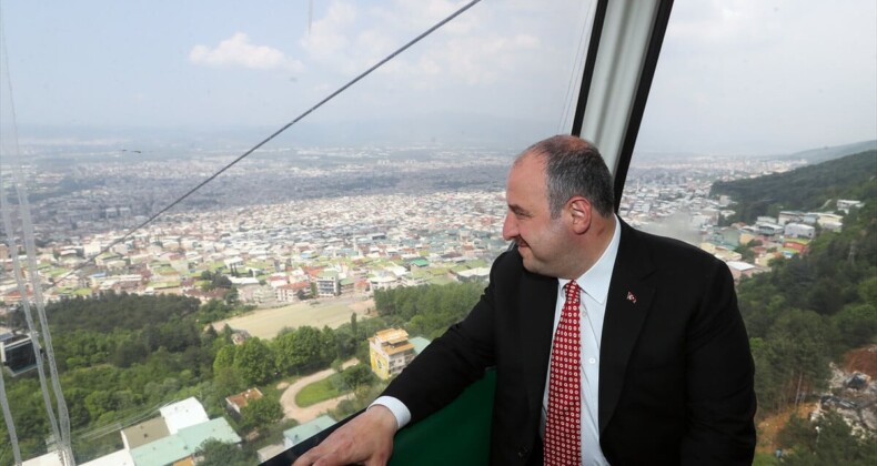 Mustafa Varank, teleferikle çıktığı Uludağ’da gençlerle buluştu