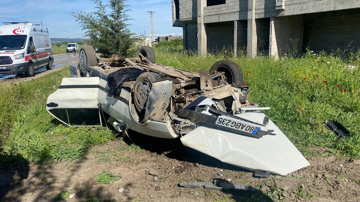 Osmaniye’de takla atıp ters dönen araçtan sağ çıktılar