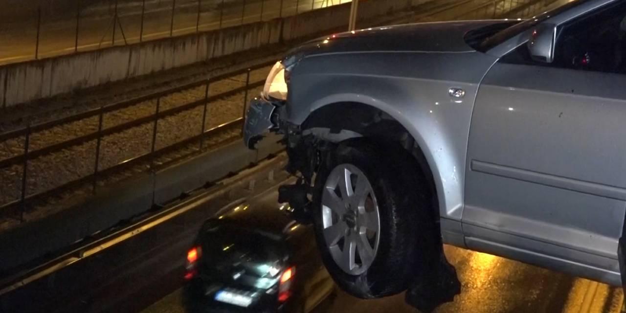 Otomobil, alt geçitte asılı kaldı! Sürücü bırakıp gitti