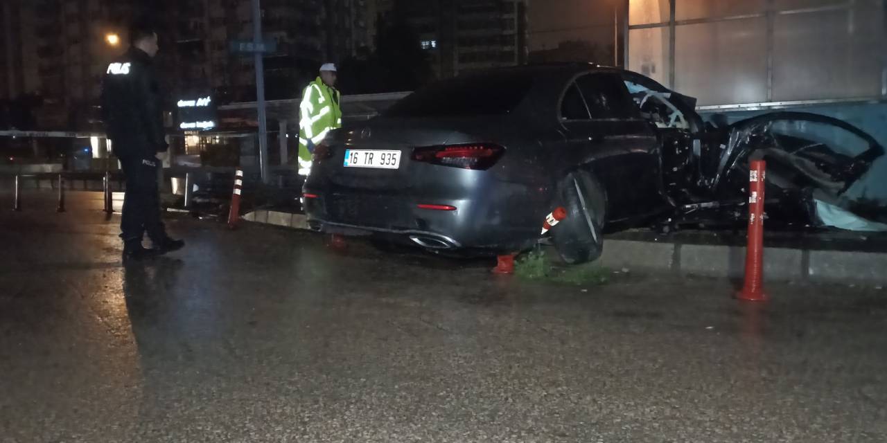 Otomobil, Metro Duvarına Çarptı: 3 Ölü