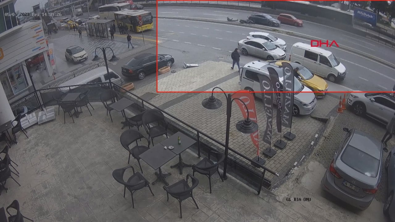 Otomobilin çarptığı motosikletli metrelerce sürüklendi