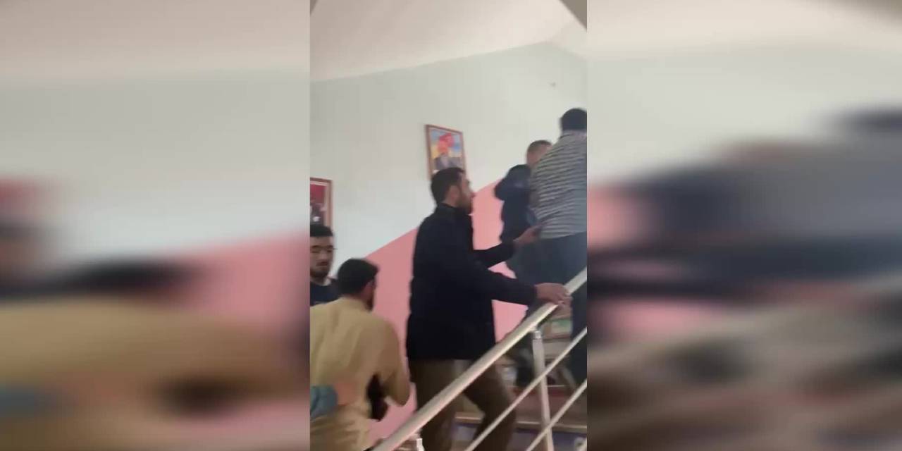 Oy kullanacağı okulda slogan attı, gerginlik çıktı