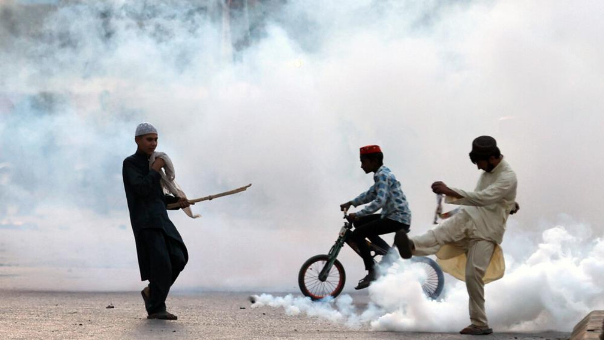 Pakistan’da İmran Han’ın tutuklanmasının ardından halk sokağa indi