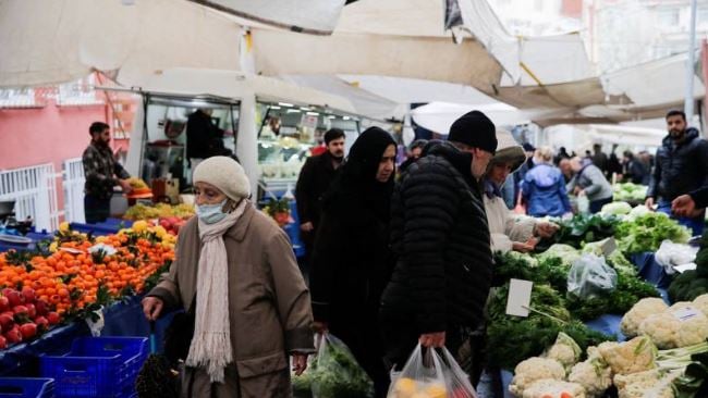 Reuters’ten hayat pahalılığı haberi: Eskiden 150-200 liraya 4 poşet ev alışverişi yapardık. Şimdi iki poşeti zor dolduruyoruz