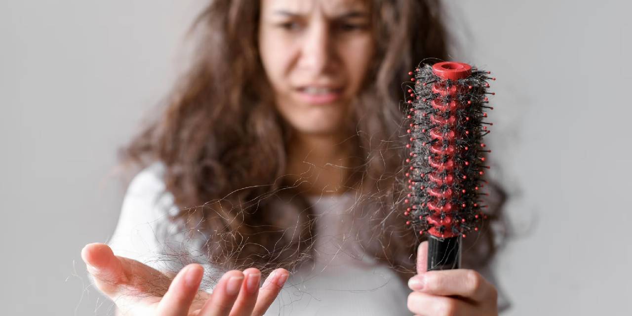 Saç sağlınızı en çok etkileyen etkenlerden biri… Saçlarınızı doğru taradığınıza emin misiniz?
