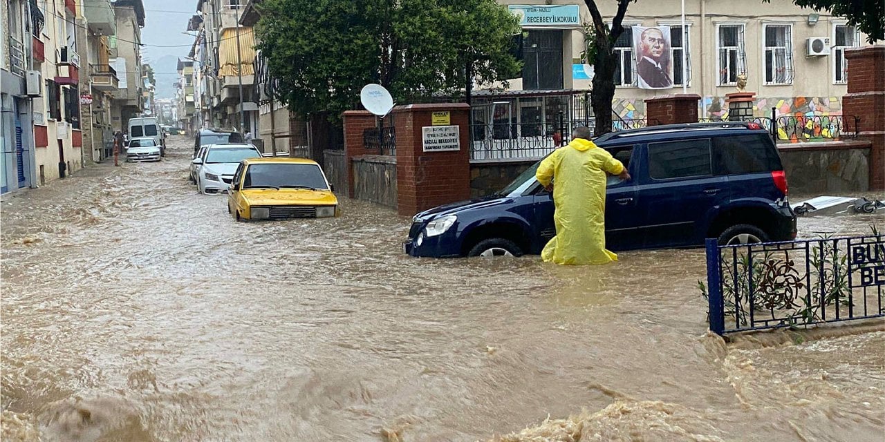 Sağanak hayatı felç etti: Otoparkları su bastı, araçlar mahsur kaldı