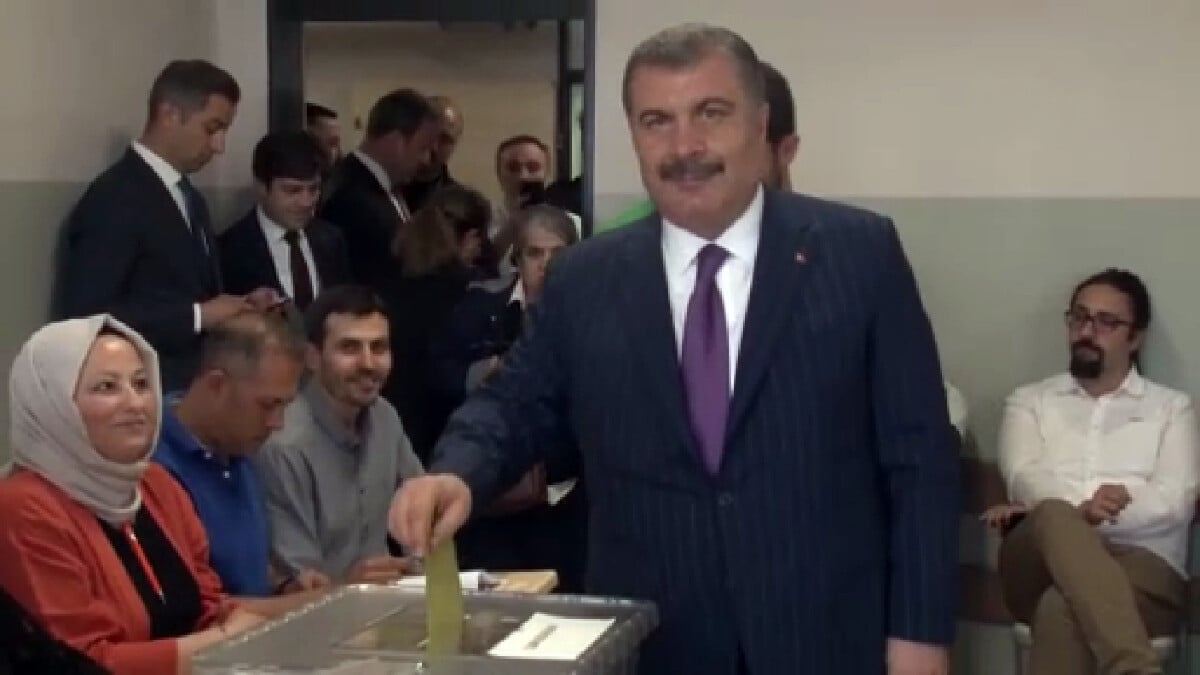 Sağlık Bakanı Koca, Üsküdar’da oy verdi: Türkiye Yüzyılı için oyumu kullandım
