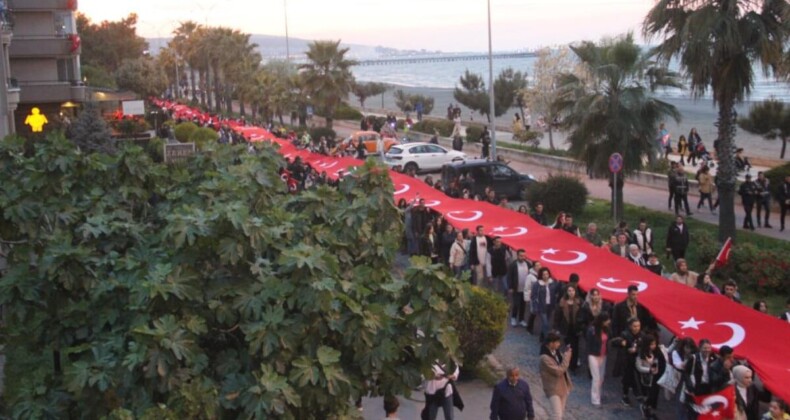 Samsun’da 1919 metrelik dev Türk bayrağıyla yürüyüş gerçekleştirildi