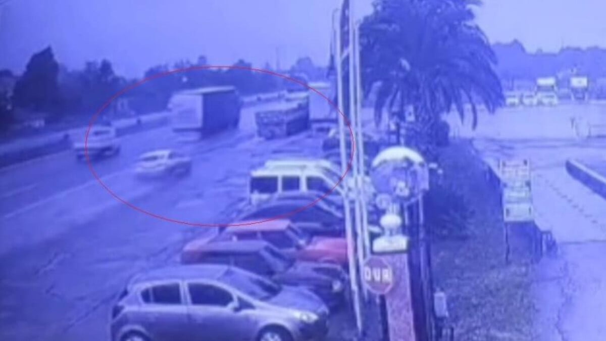 Samsun’da otomobilin tırın altına girdiği anlar