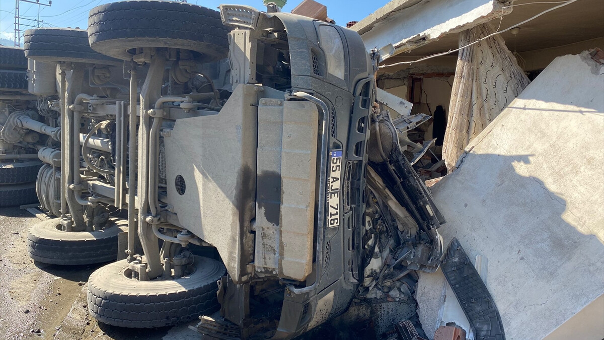 Samsun’da üzerine kamyon devrilen tek katlı ev yıkıldı