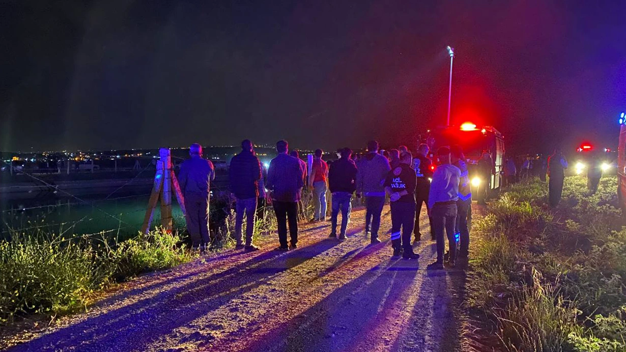 Şanlıurfa’da korkunç kaza: Sulama kanalına uçan otomobildeki baba kurtuldu, anne ve 5 çocuğu ise kayıp