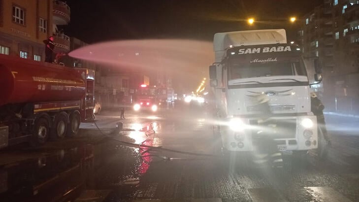 Seyir halindeki akaryakıt yüklü tanker alev aldı