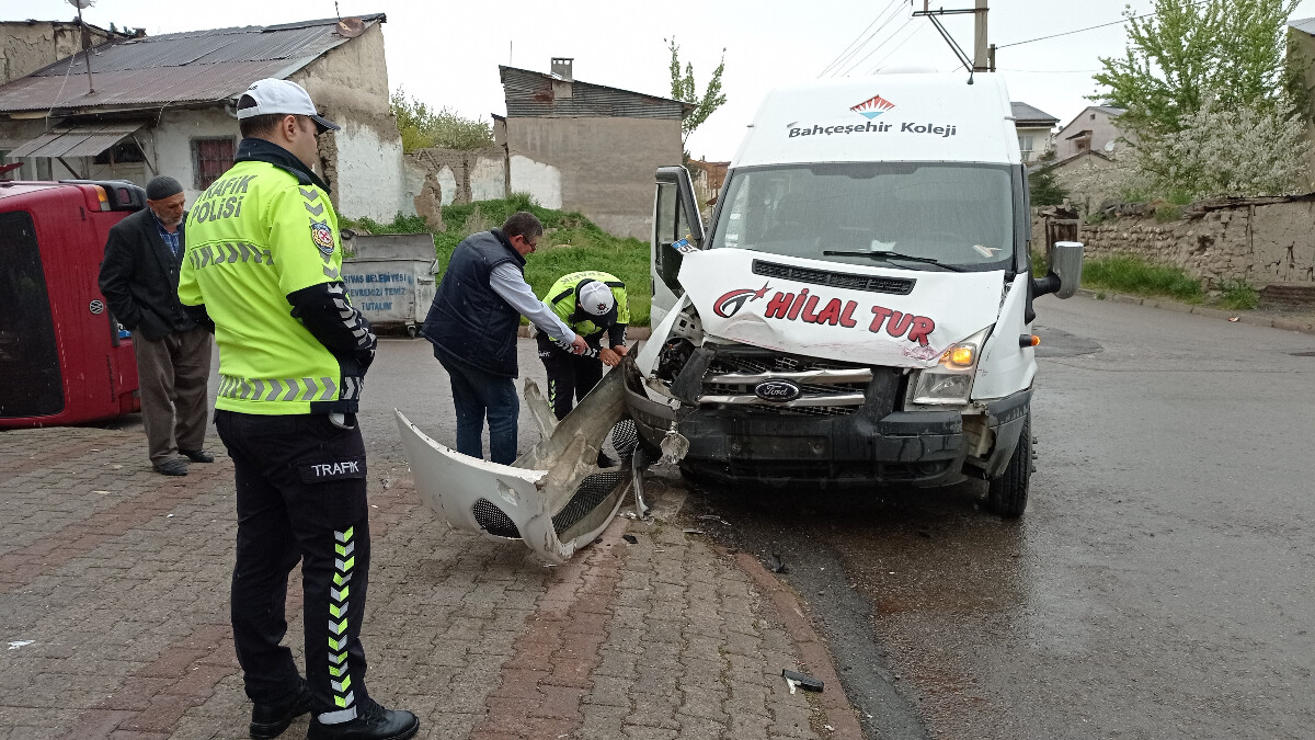 Sivas’ta servis aracı ile minibüs çarpıştı