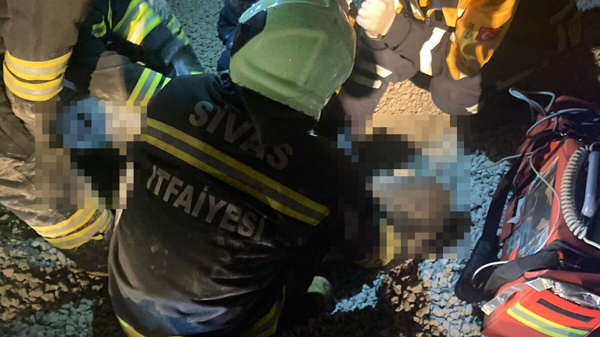 Sivas’ta tonlarca mıcırın altında kalan kamyon sürücüsü hayatını kaybetti