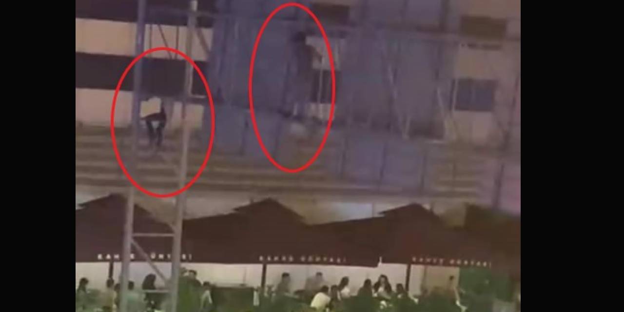 Tehlikeye Aldırış Etmediler: Metrelerce Yüksekliğe Tırmanıp Trafik levhası Çaldılar