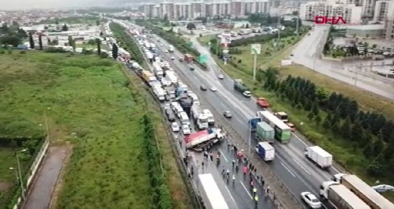 TEM Ankara Yolu Üzerinde TIR Yan Yattı, Yol Kapandı