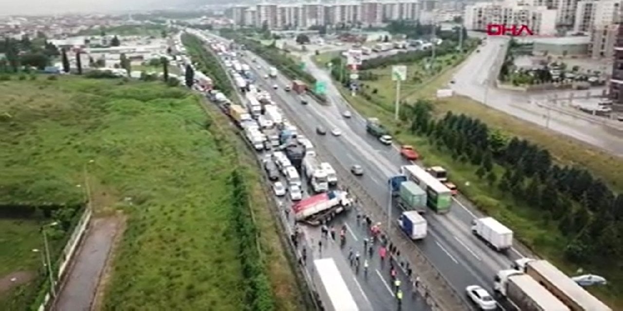 TEM Ankara Yolu Üzerinde TIR Yan Yattı, Yol Kapandı