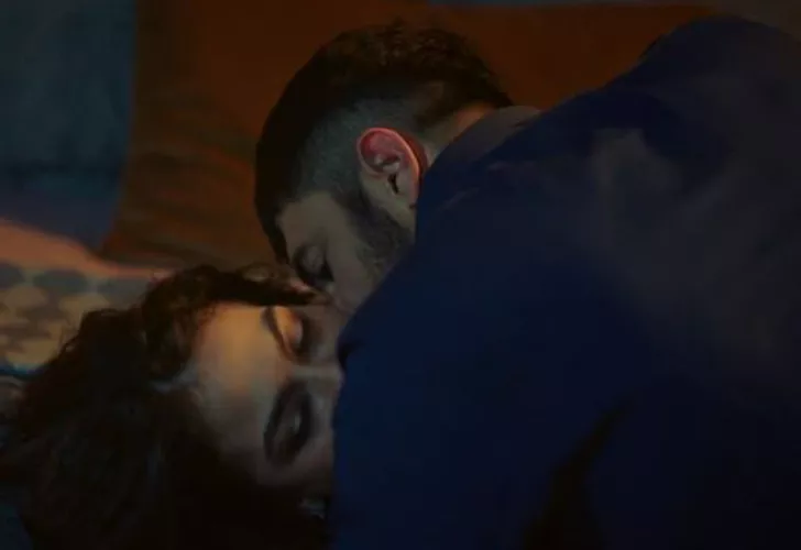 Tutkulu anlar bitmiyor… Adım Farah’da Demet Özdemir ve Engin Akyürek’in yatak sahnesi olay oldu…