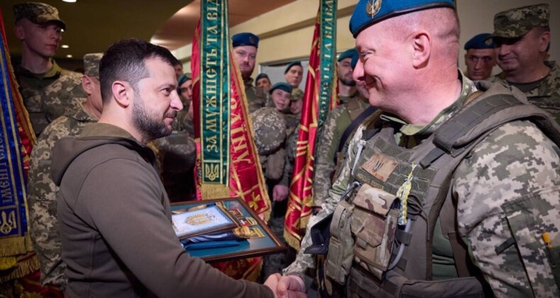 Ukrayna Devlet Başkanı Zelensky, Donetsk’te askerleri ziyaret etti