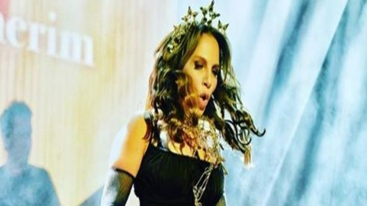 Ünlü sanatçı sahnede düştü! Tepkisi sert oldu