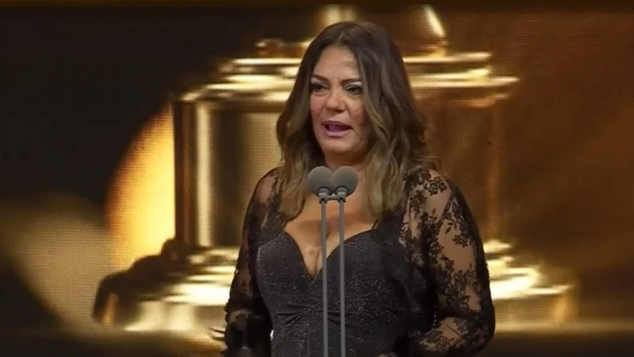 Ünlü şarkıcı şarkıcı İzel’i yıkan ölüm haberi