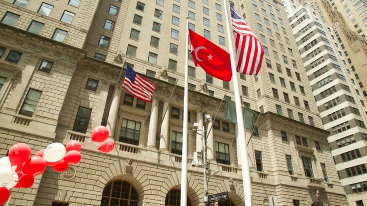 Wall Street’te göndere Türk bayrağı çekildi