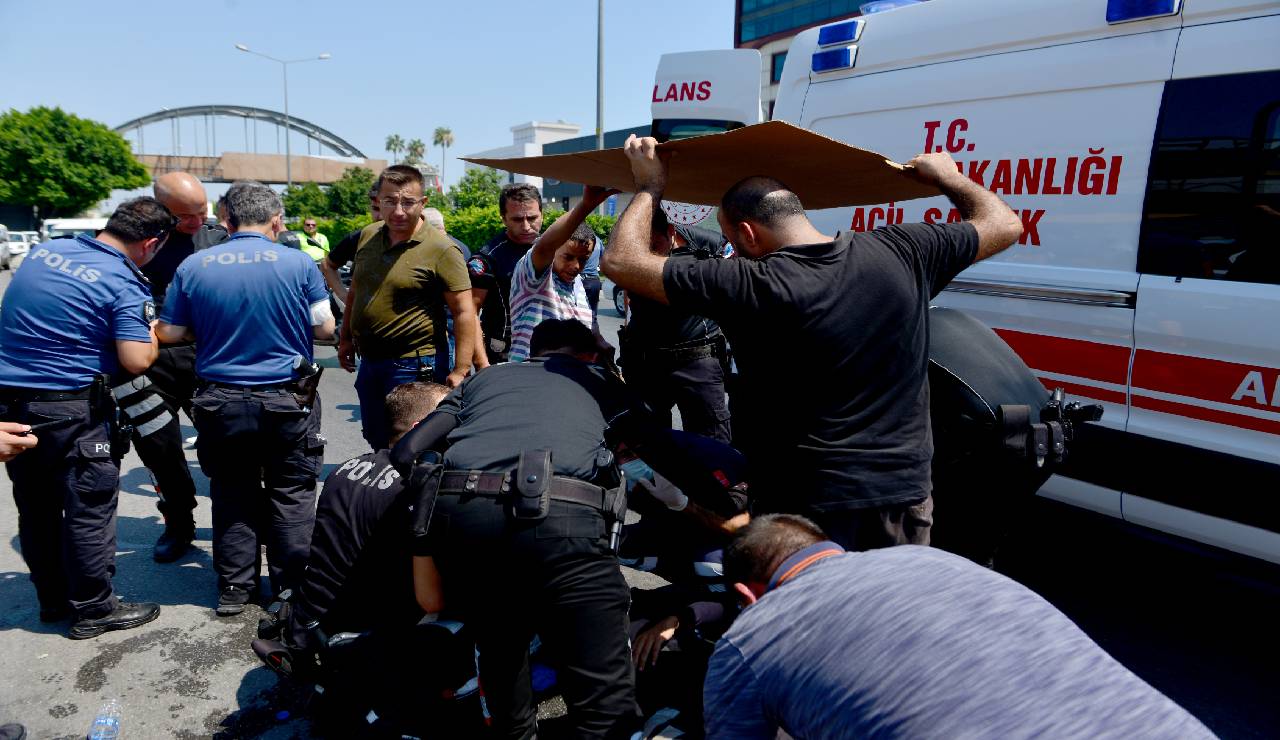 Yaralı polislere kartonlarla gölgelik alan yaptılar