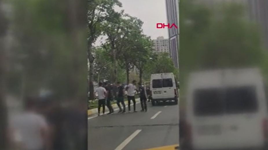 Yer Esenyurt; yol ortasında kürekli sopalı kavga kamerada