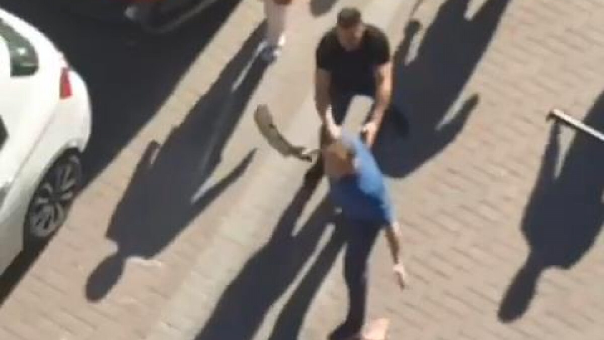 Zeytinburnu’nda çıkan kavga büyüdü: Satırı etrafa rastgele savurdu