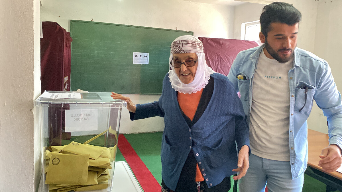 Zonguldak’ta 110 yaşındaki Safiye nine oyunu sandık başında kullandı