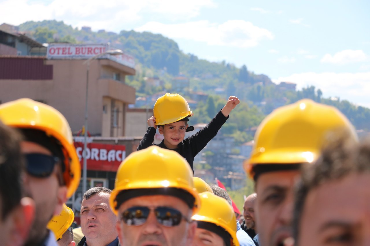 Zonguldak’ta İşçiler Madenci Anıtı’na Yürüdü