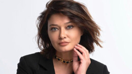 47’lik Nurgül Yeşilçay havuz başında bikinili pozlarıyla parmak ısırttı! “Bu yaşta bu fizik”