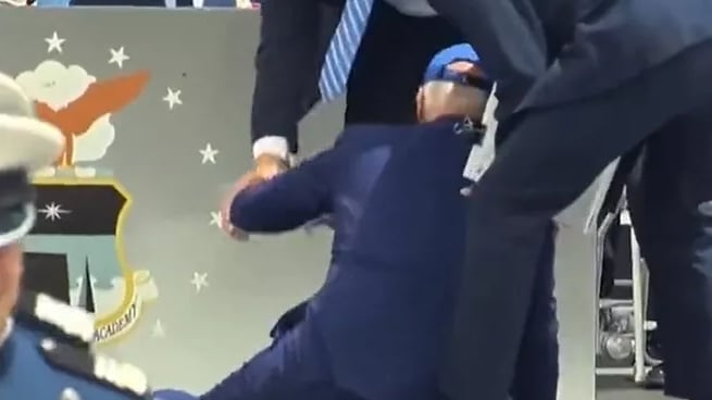 ABD Başkanı Biden, sahnede düştü! Yardımına korumaları koştu