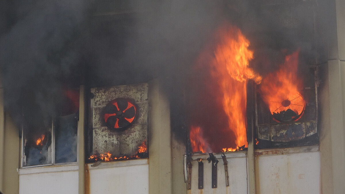 Adana’da iş yeri yangını: Gözyaşları içinde izlediler