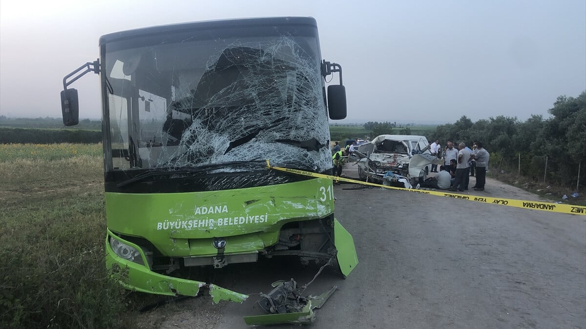 Adana’da otobüsle minibüsün çarpıştığı kazada 2 kişi öldü