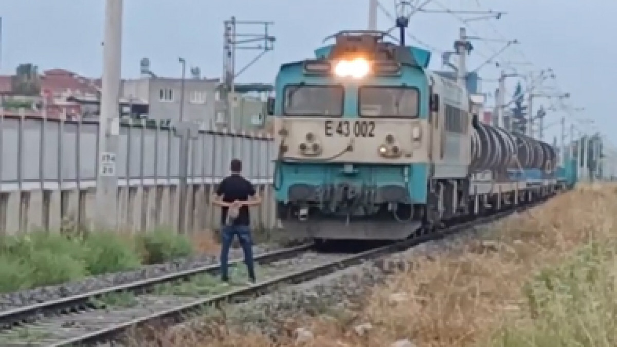 Adana’da treni görünce demiryoluna çıkıp bekledi: Makinist güçlükle durabildi