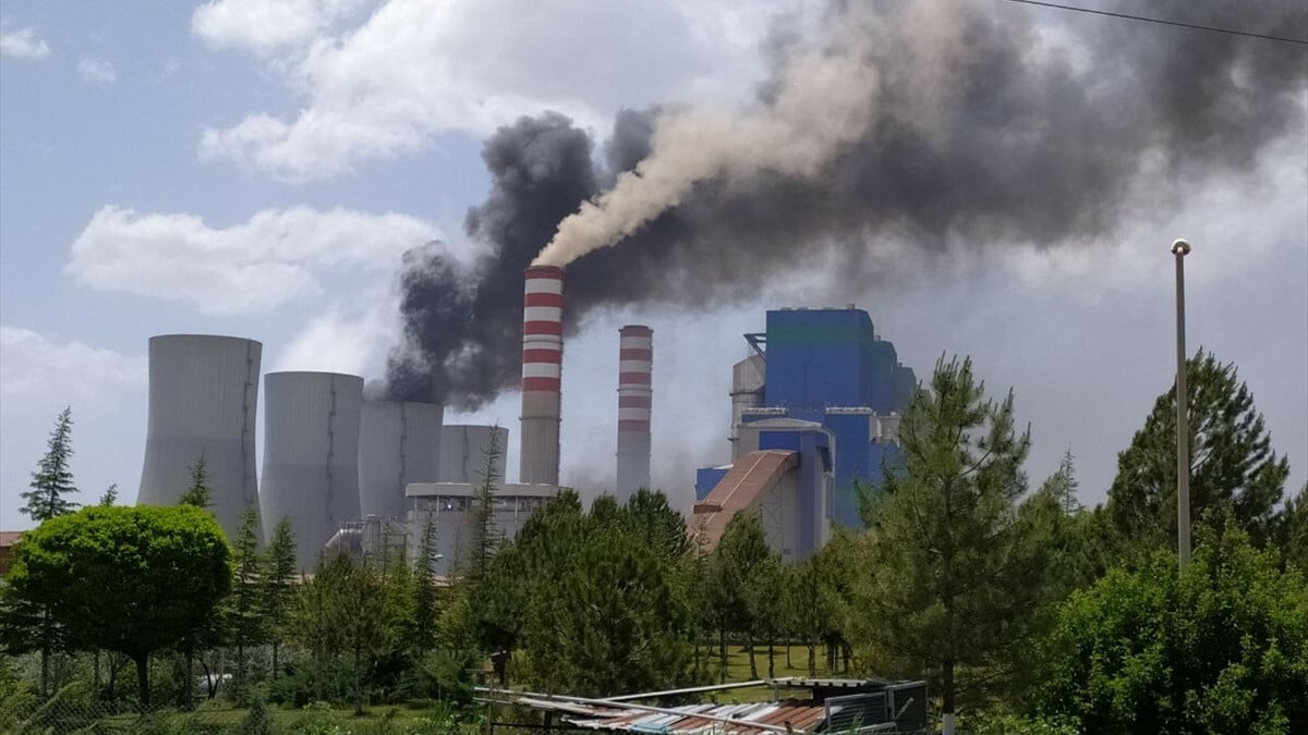 Afşin-Elbistan B Termik Santrali’nde çıkan yangına müdahale ediliyor