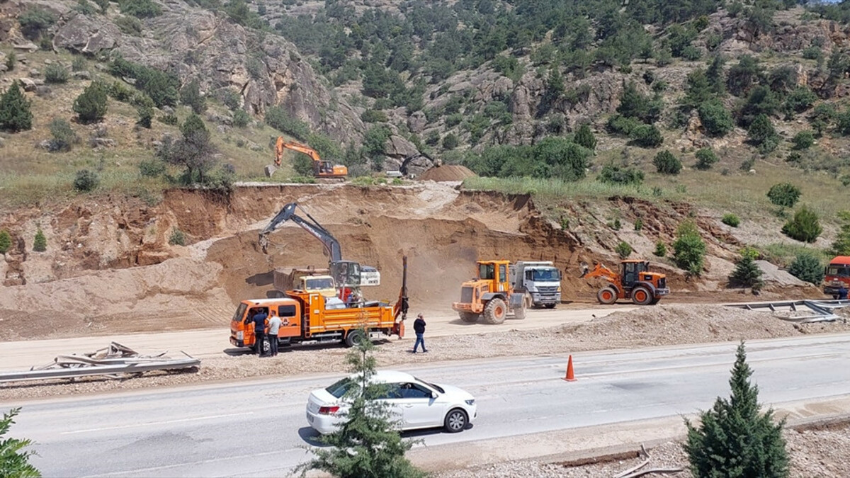 Afyonkarahisar-Denizli kara yolunda heyelan nedeniyle ulaşım tek şeritten sağlanıyor