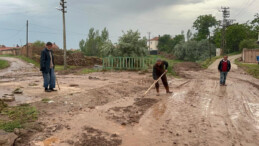 Afyonkarahisar’da sel suları buzdolabı ve çamaşır makinasını sürükledi