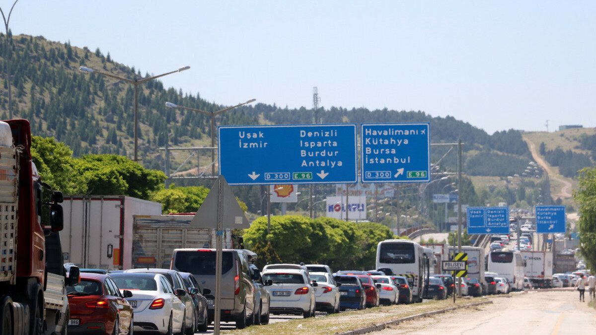 Afyonkarahisar’dan 24 saatte 135 bin araç geçti